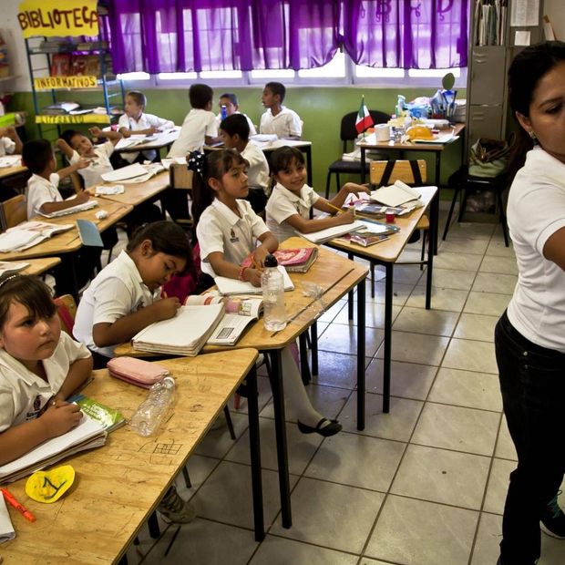 Alumnos dentro de salón de clases. Becas Escuelas Particulares Edomex 2026.