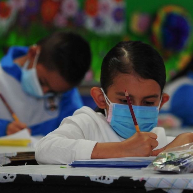 Niños en Salón de Clases. Becas Escuelas Particulares 2026.