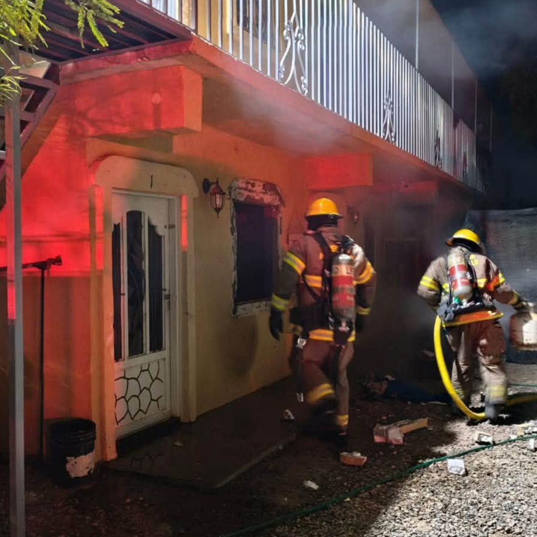 Hombre es Rescatado Con Vida Dentro de Vivienda en Llamas en Hermosillo
