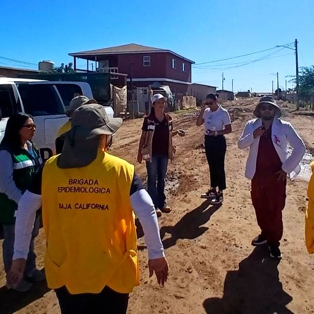 Brigadistas sanitarios brindando orientación e insumos de desinfección a residentes de Camalú