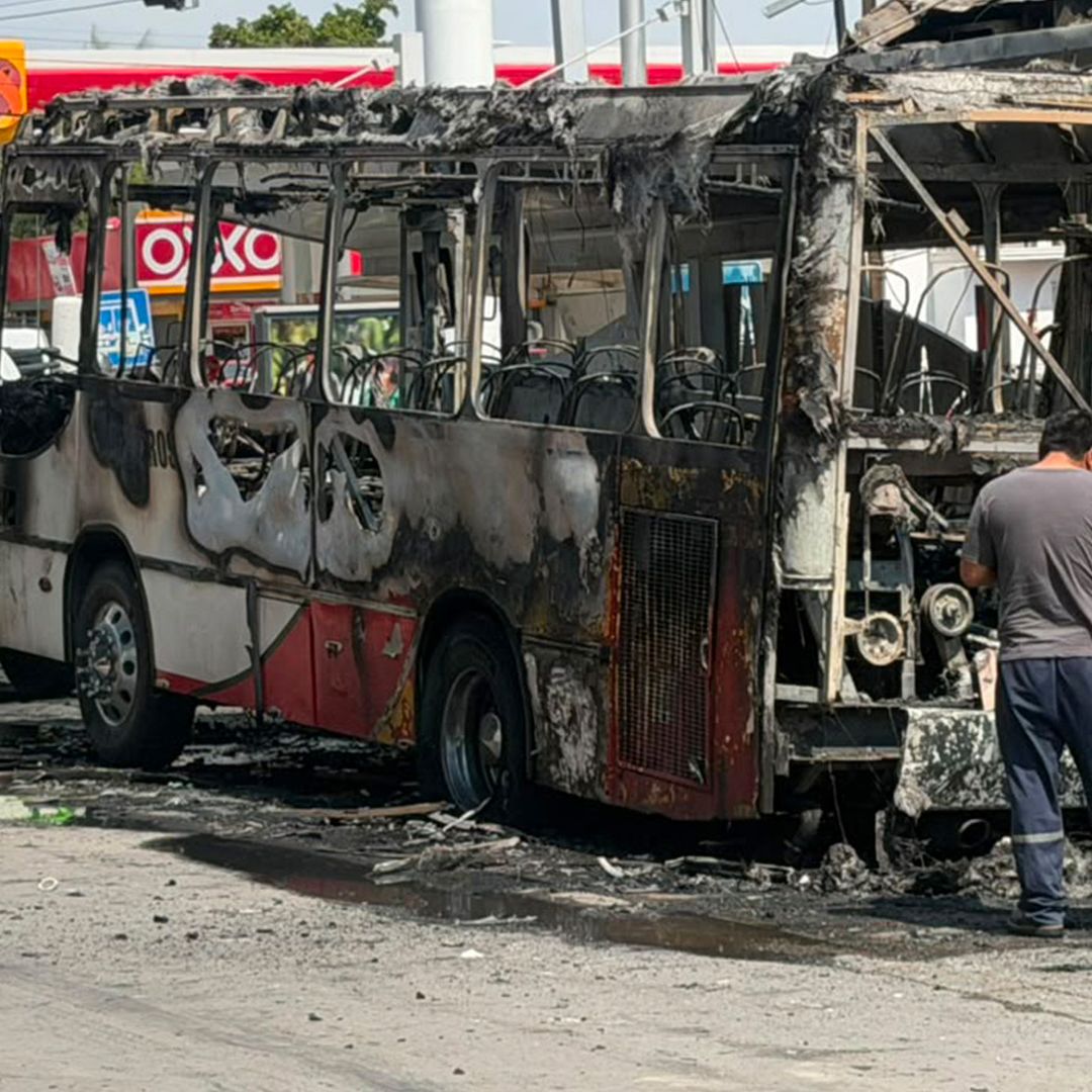 El camión de la ruta Torreón-Matamoros se incendió sobre el bulevar Revolución la tarde de este domingo