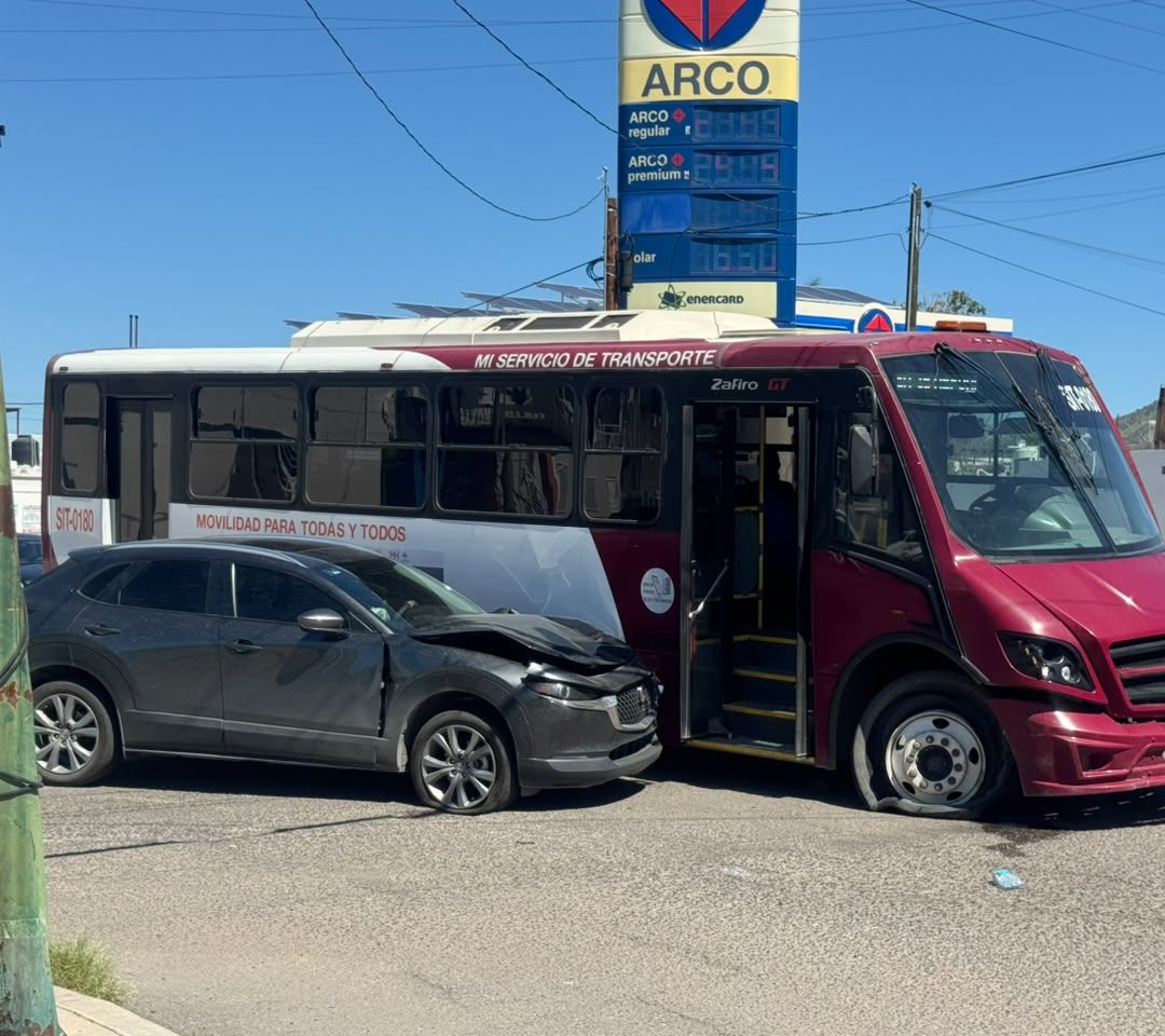 Choque Entre Vehículo y Camión de Transporte Público Deja Siete Lesionados en Hermosillo