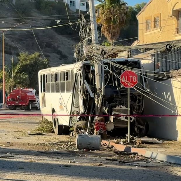 Camión de transporte de personal tras el impacto contra los árboles en Santa Fe