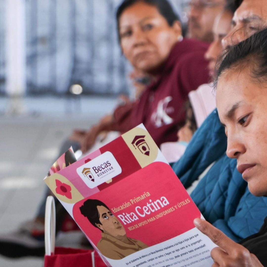 Mujer sostiene Folleto de Beca Rita Cetina. Calendario de Pagos Beca Rita Cetina Junio 2026