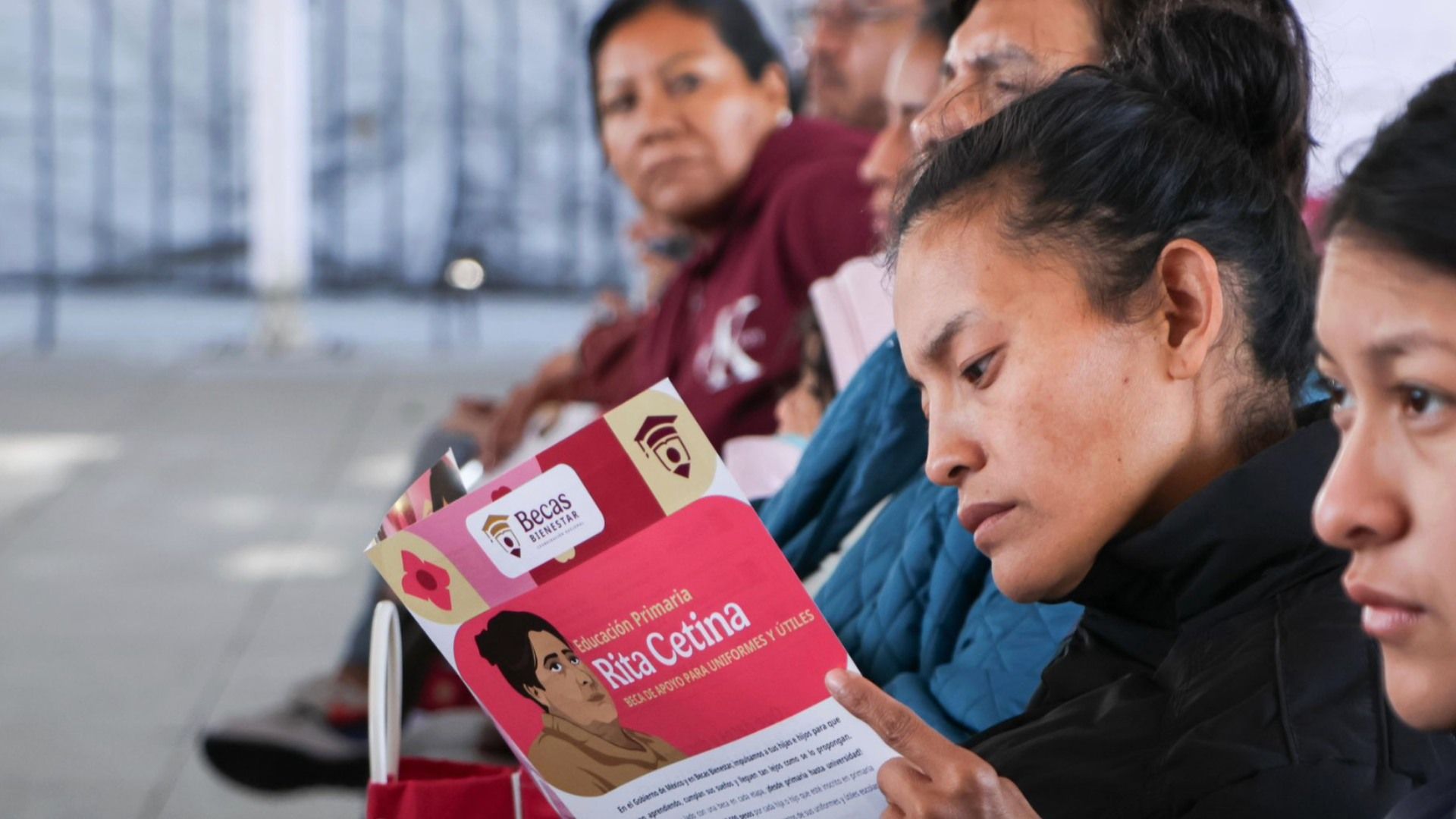 Mujer sostiene Folleto de Beca Rita Cetina. Calendario de Pagos Beca Rita Cetina Junio 2026