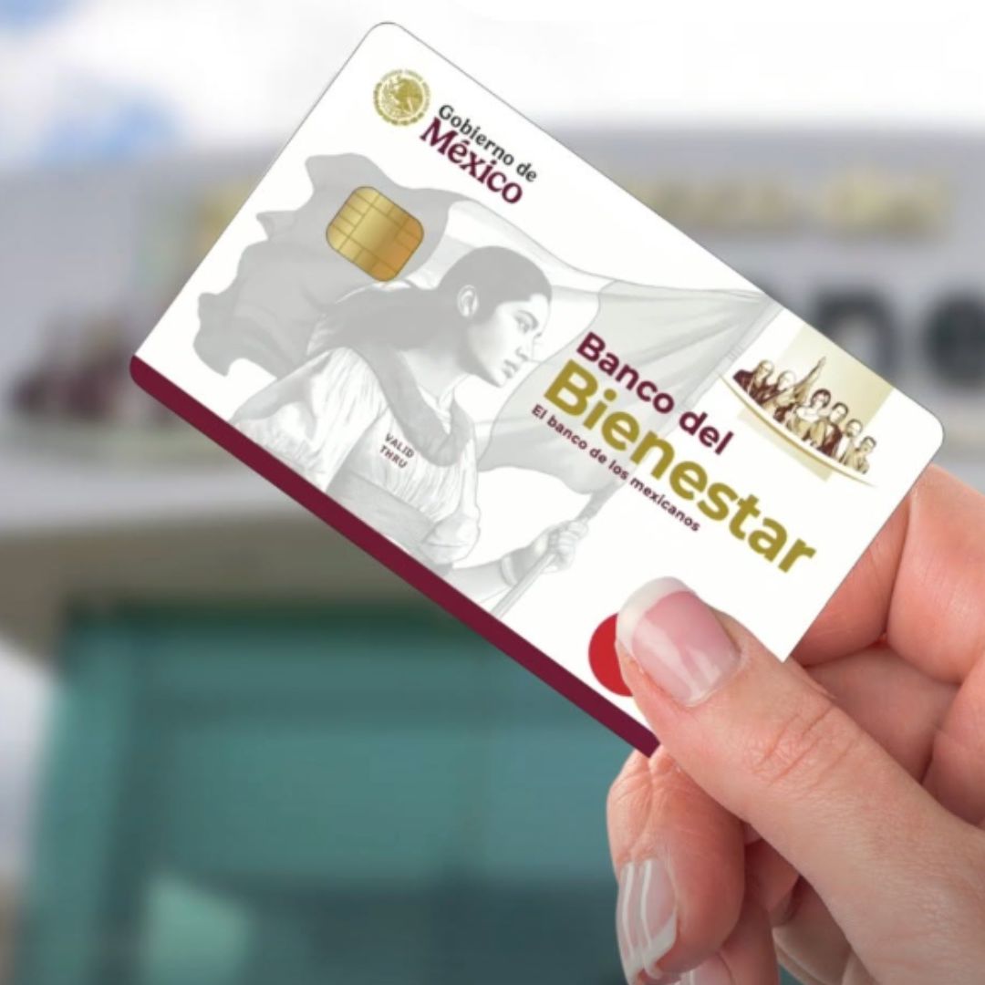 Mano sostiene Tarjeta del Bienestar.  Calendario de Pagos Beca Benito Juárez Junio 2026.