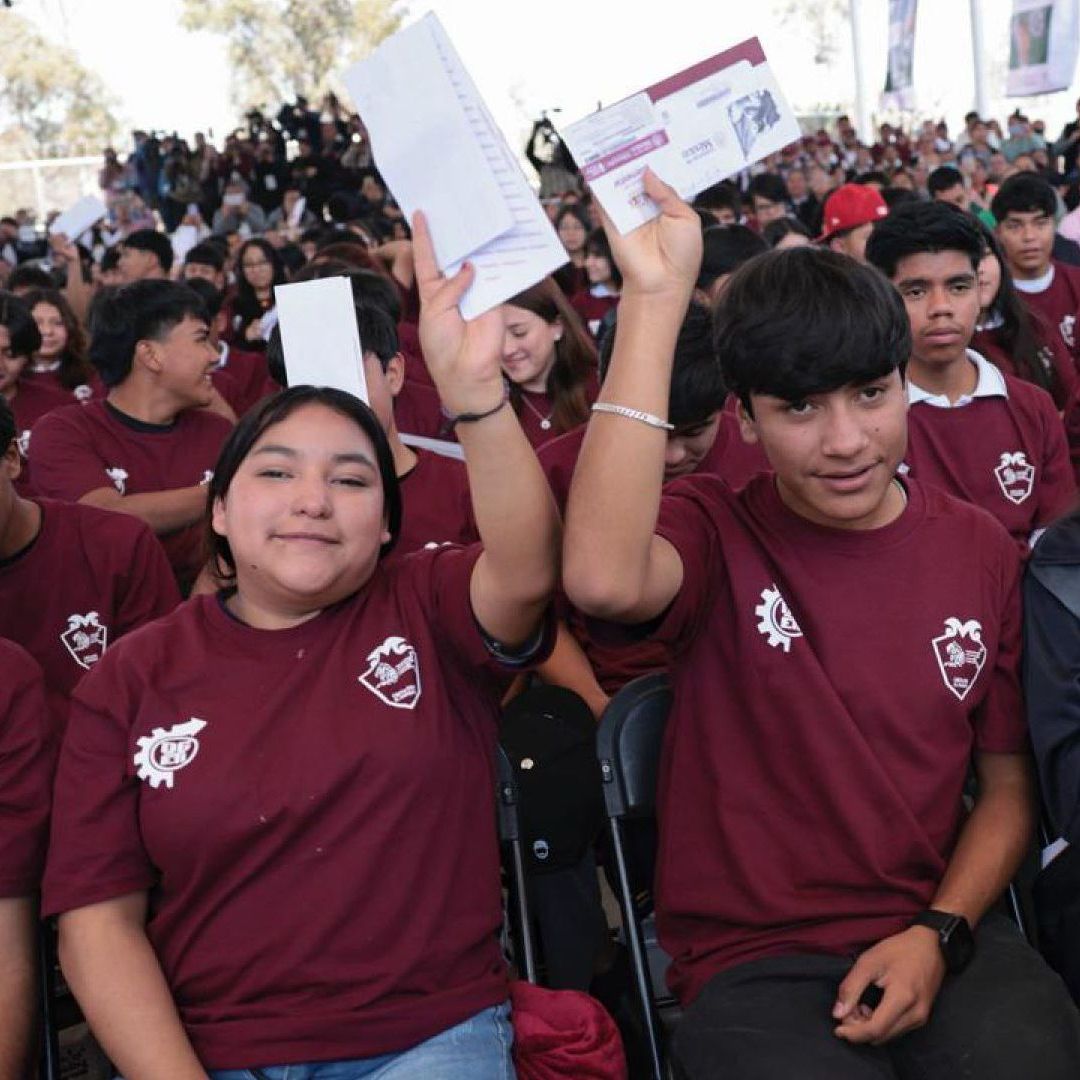 Niños reciben Beca Benito Juárez. Fechas de Pago Calendario Beca Benito Juárez de Junio 2026