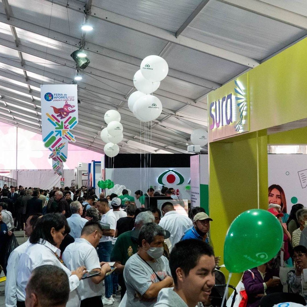 Personas en Feria de Afores. Cambio de Afore en Menos de Un Año.