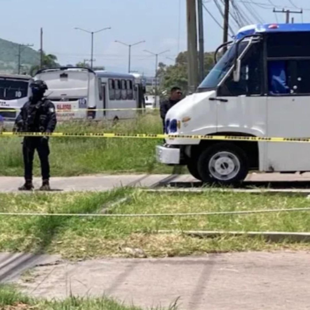 El camión quedó a la mitad del camino.