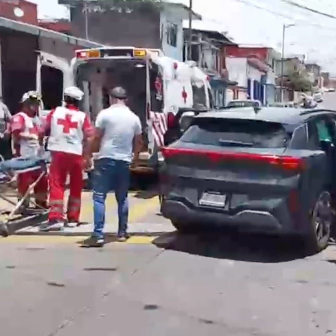 Camioneta oficial de Fiscalía choco en calles del centro de Córdoba, se reportan 3 lesionados