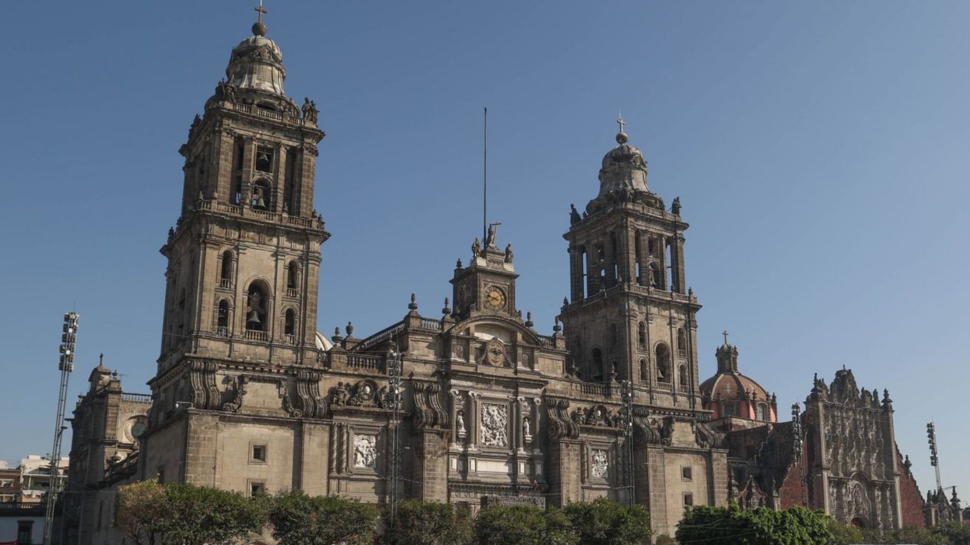 Este mundial, en la Ciudad de México, el Niño Dios futbolista está en la Catedral Metropolitana.