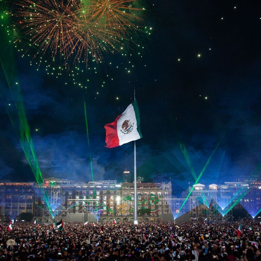 Zócalo abarrotado por Festejos Patrios.
