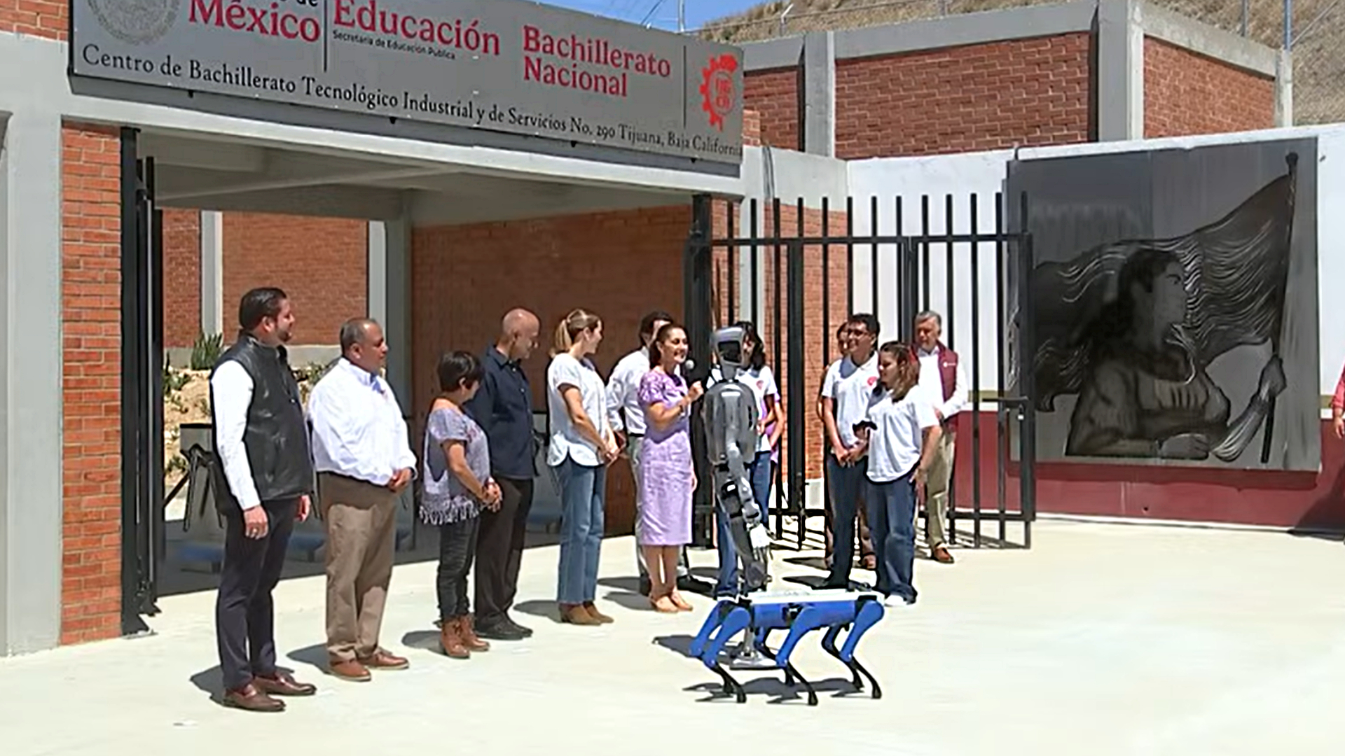 Sheinbaum Presenta Bachillerato Nacional en Tijuana; Alumnos Exhiben Perro Robot