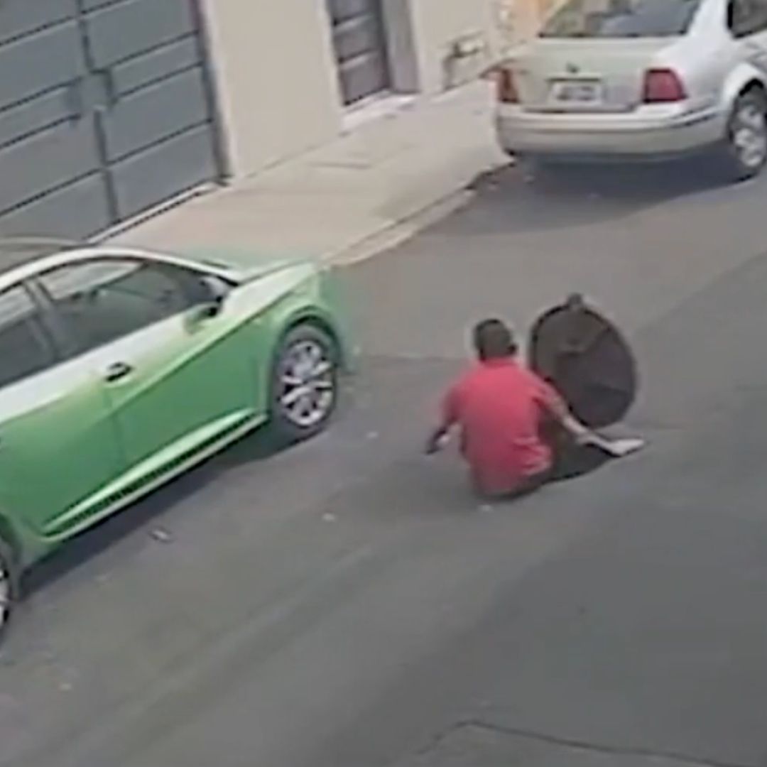 Persona saliendo de coladera en Guadalajara, Jalisco.