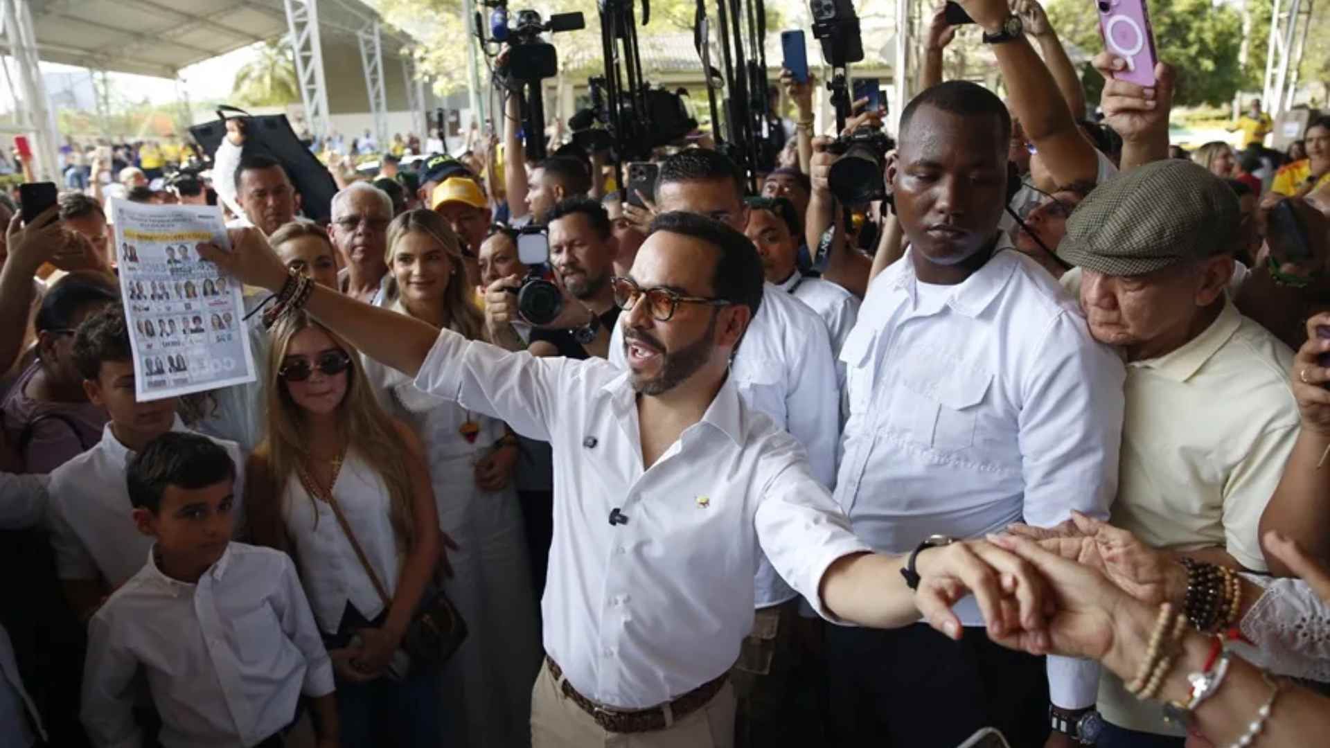 El candidato presidencial del movimiento Defensores de la Patria, Abelardo de la Espriella, vota en Barranquilla (Colombia). EFE/ Ernesto Guzmán Jr.