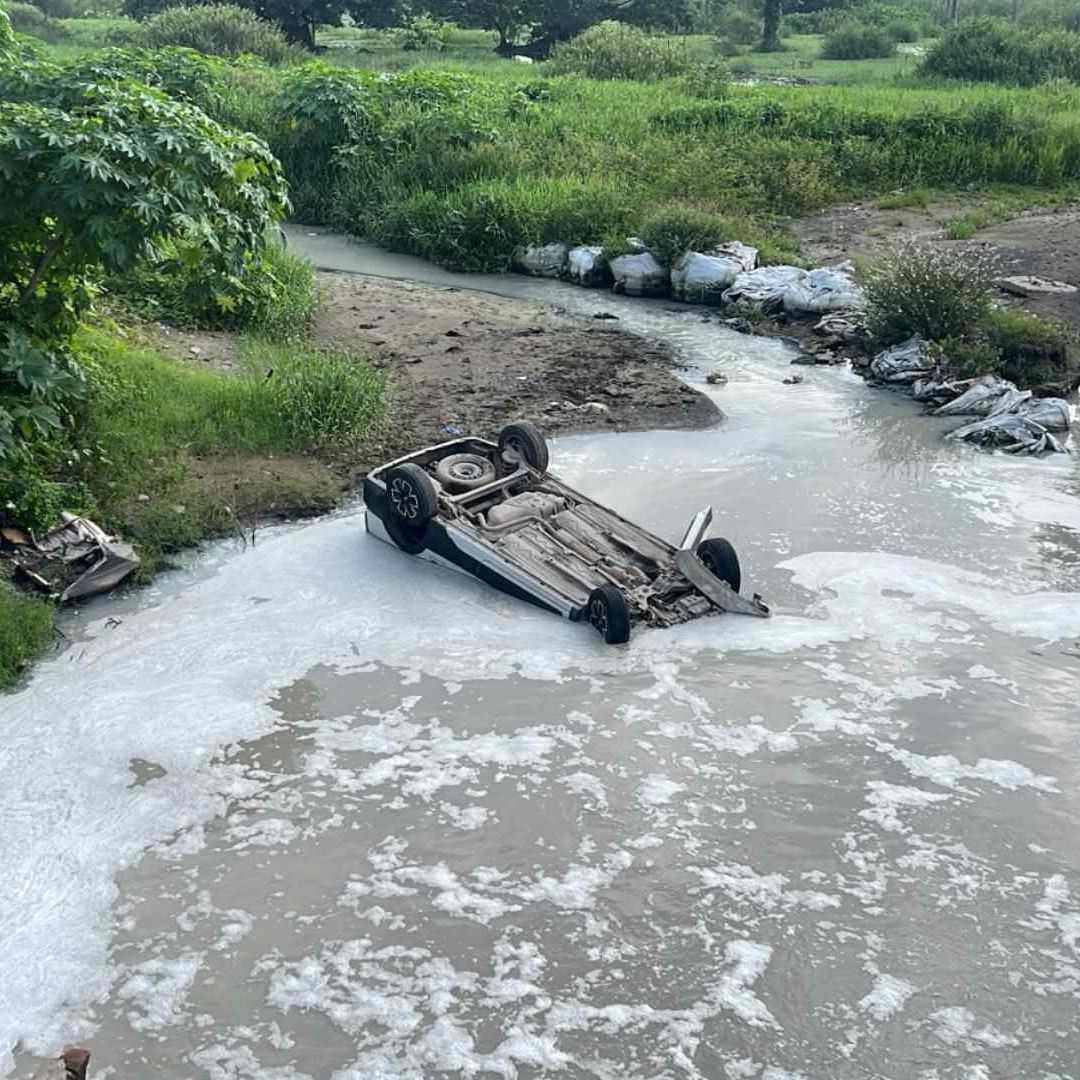 Automovilista sobrevive al caer con su unidad al fondo de un canal de aguas negras en Veracruz