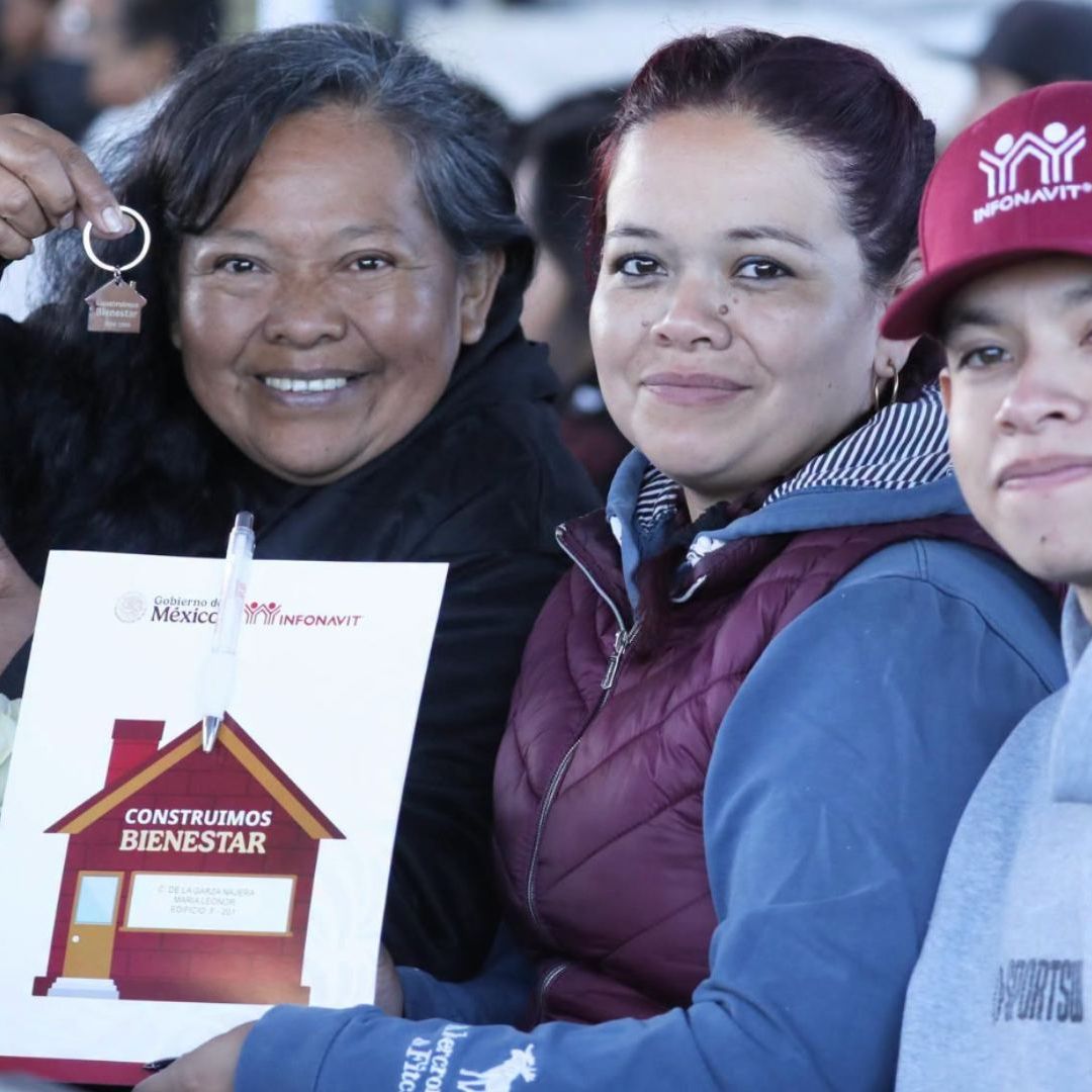 Mujeres y Adolescente con llaves de casa infonavit. Cuánto te presta si ganas 15 mil pesos al mes.