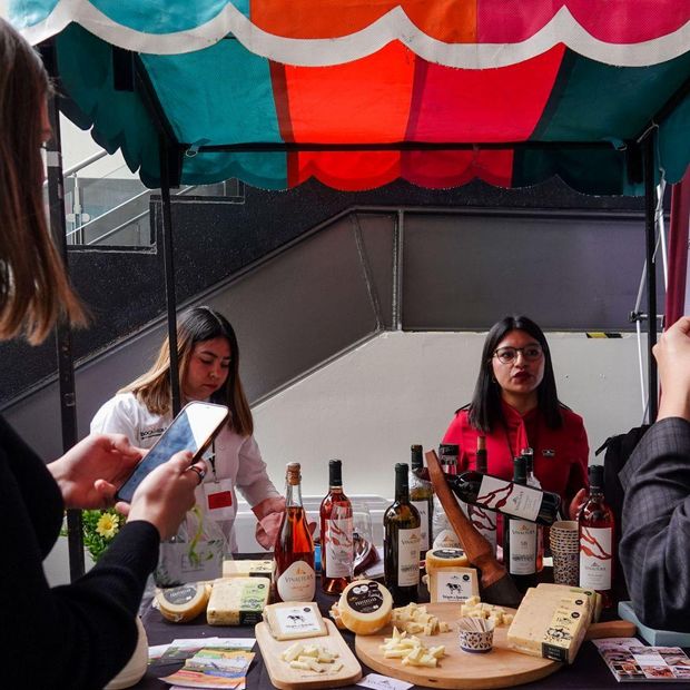 Mujeres emprendedoras durante feria. Crédito Colibrí en el Estado de México.