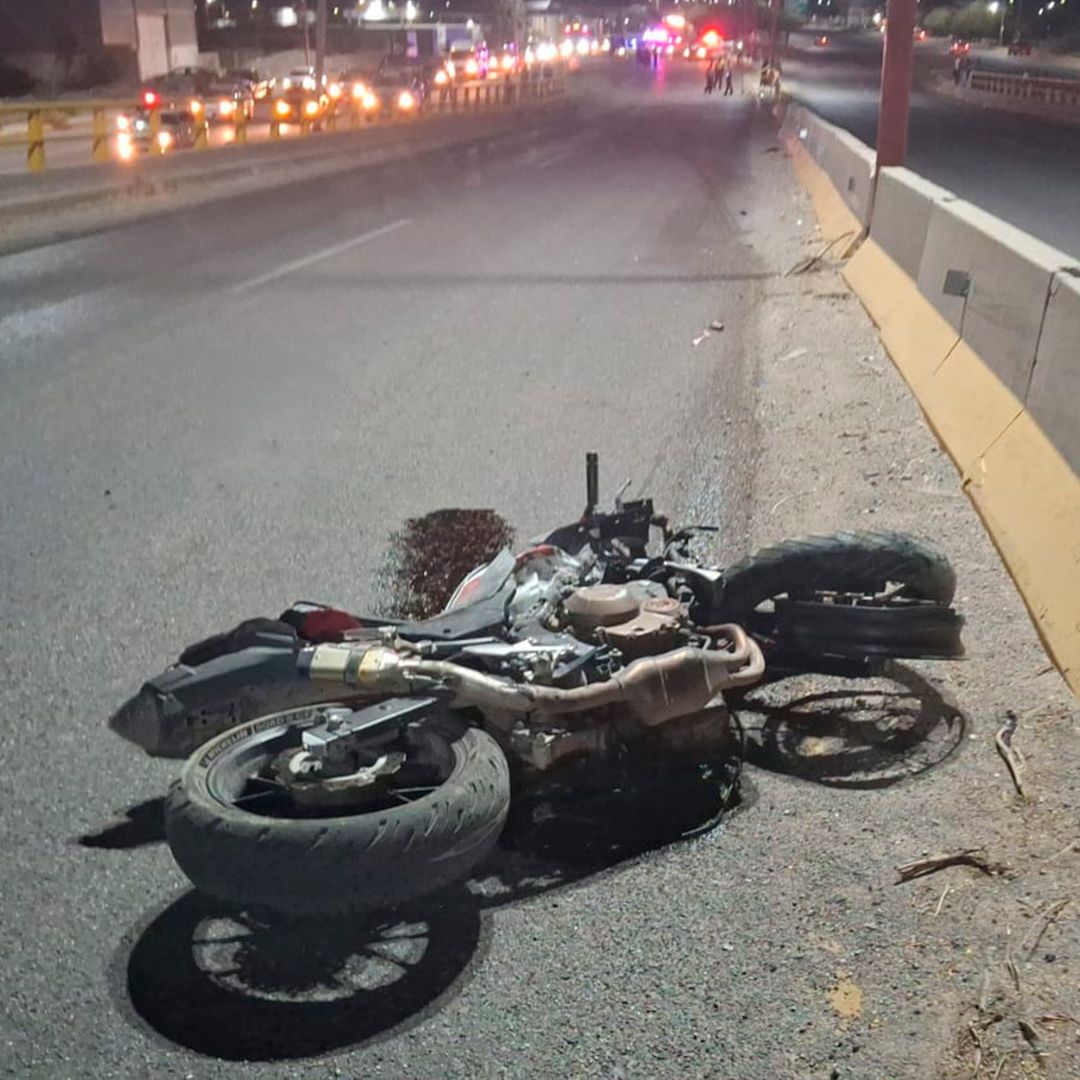 El hombre perdió el control y derrapó sobre el libramiento del periférico, a la altura del puente de la colonia San Isidro