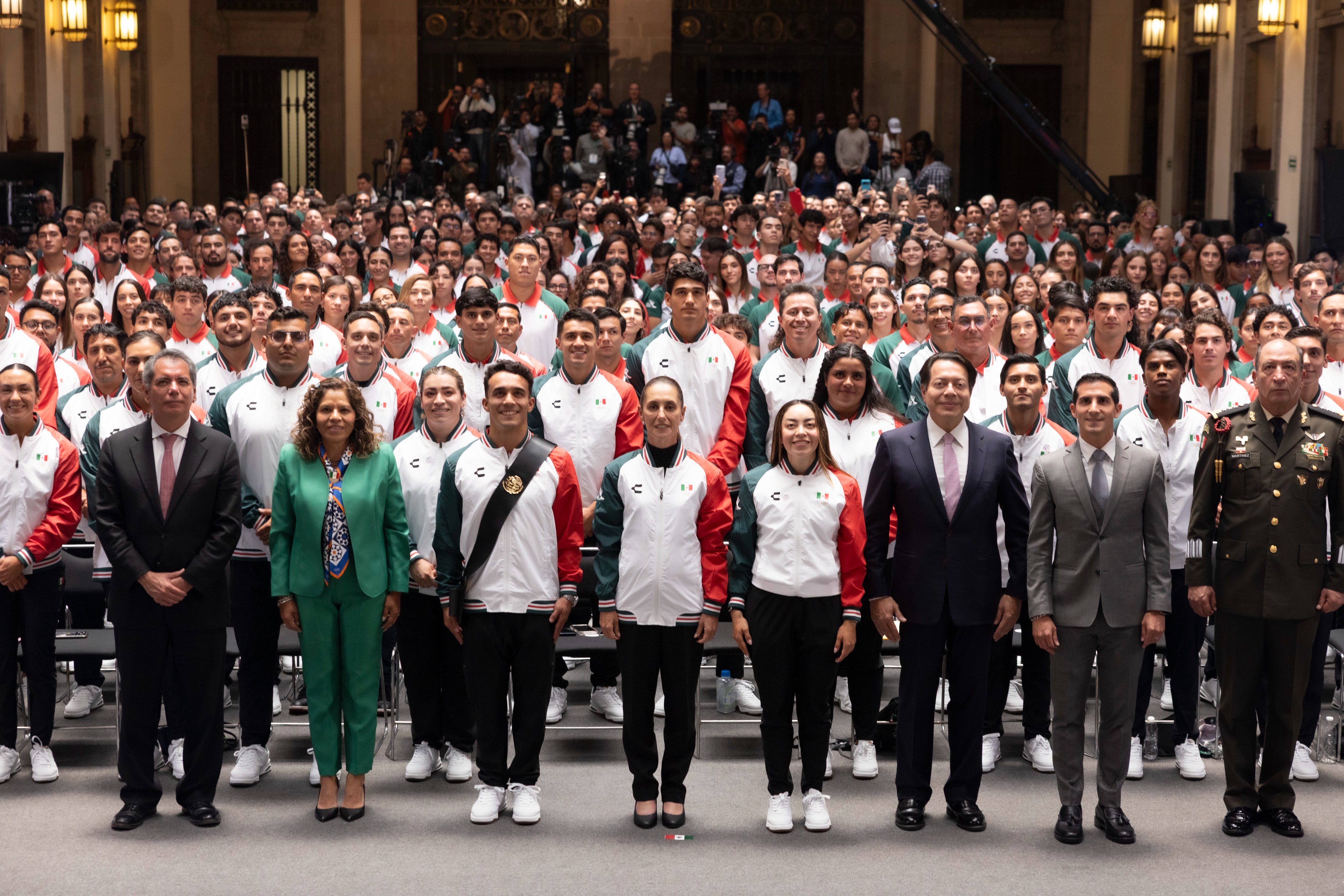 México manda a su nueva generación por un tricampeonato regional