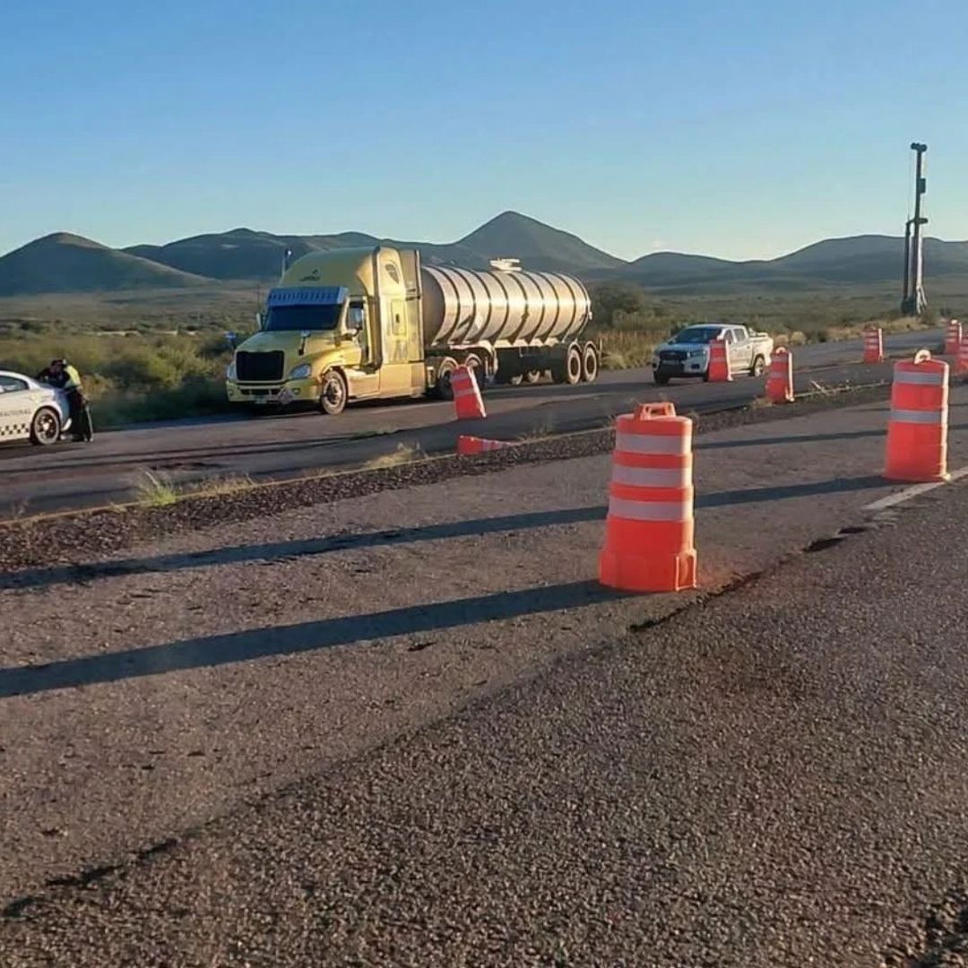 Volcamiento de Pipa Deja Derrame de Químicos en Carretera Agua Prieta-Cananea
