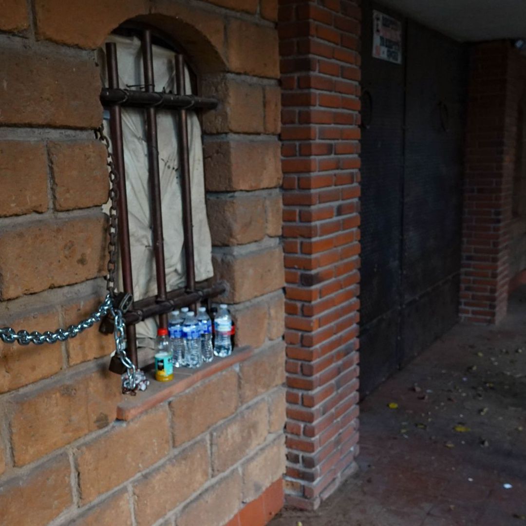 Policías resguardan un inmueble involucrado en un caso de despojo.