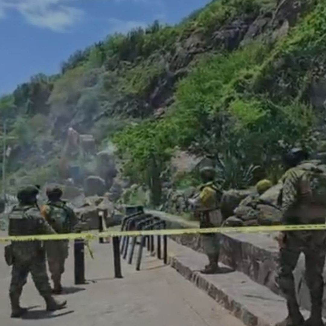 Desprendimiento de Rocas en Faro de Mazatlán Deja Dos Lesionados y Cinco Vehículos Dañados