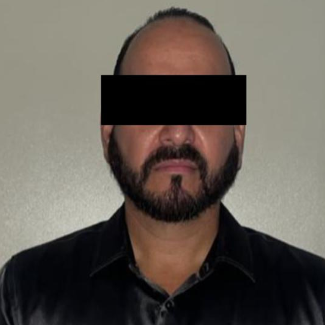 Sujeto Detenido por Presuntamente Agredir a Joven y Oficiales tras Infracción en Puerto Peñasco
