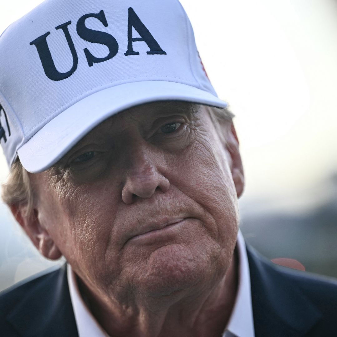 El presidente de Estados Unidos, Donald Trump, habla con los medios de comunicación antes de abordar el Air Force One para partir del aeropuerto de Shannon, en el oeste de Irlanda.