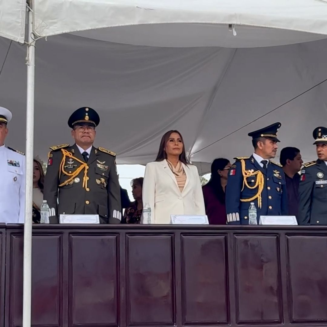 Miles de familias celebran el 216 Aniversario de la Independencia sobre las avenidas Ruiz y Juárez