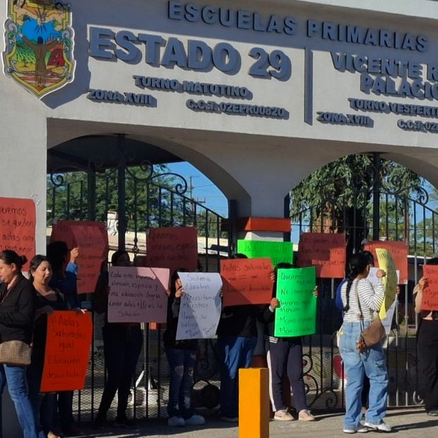 Padres de familia bloqueando el acceso principal a la escuela primaria Estado 29