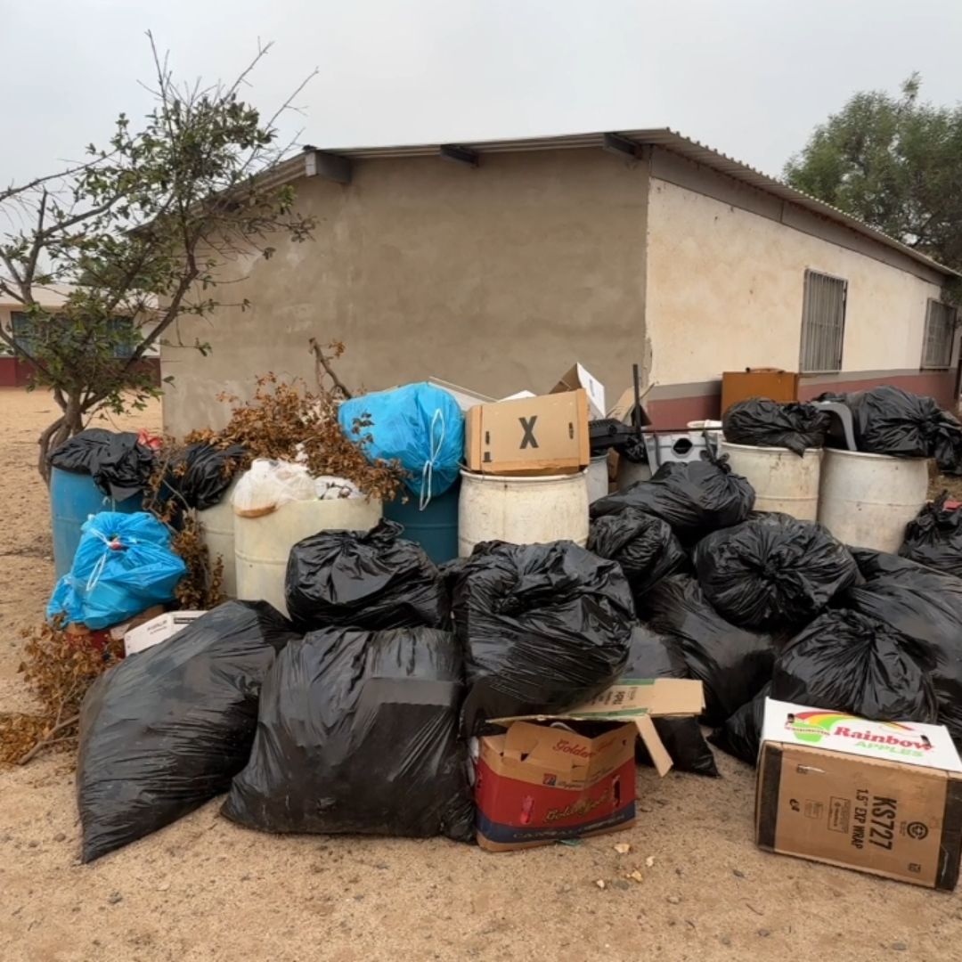 Bolsas y desechos acumulados en la Primaria Jesús Prado Luna