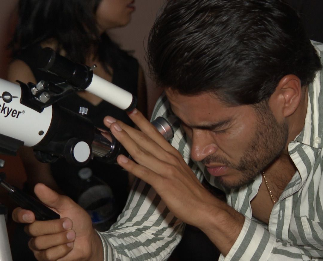 Sonorenses se Reúnen Para Ver el Eclipse de Luna Parcial Visible Esta Noche