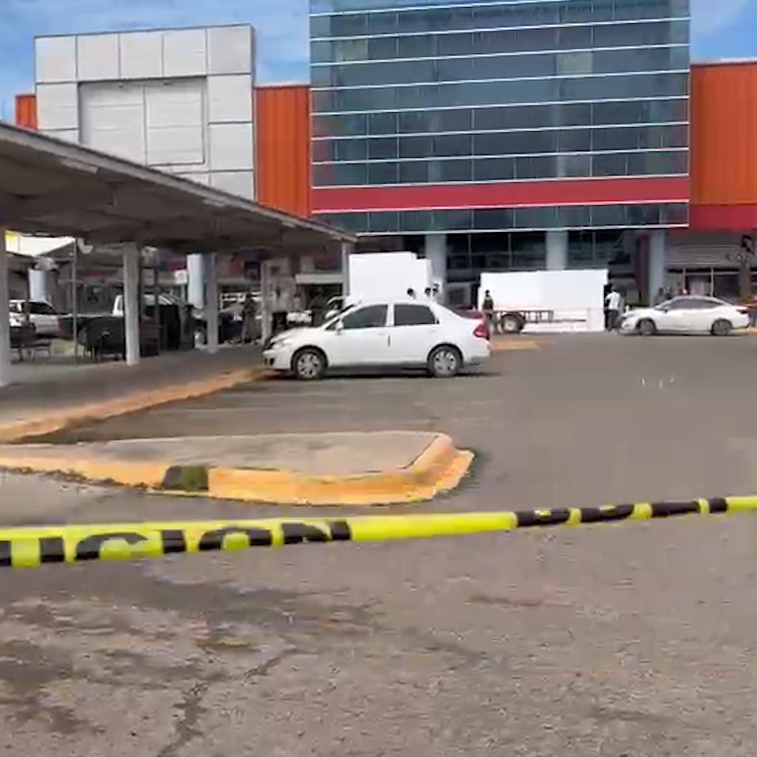 Asesinan a Un Hombre Dentro de Vehículo en Estacionamiento de Supermercado Culiacán