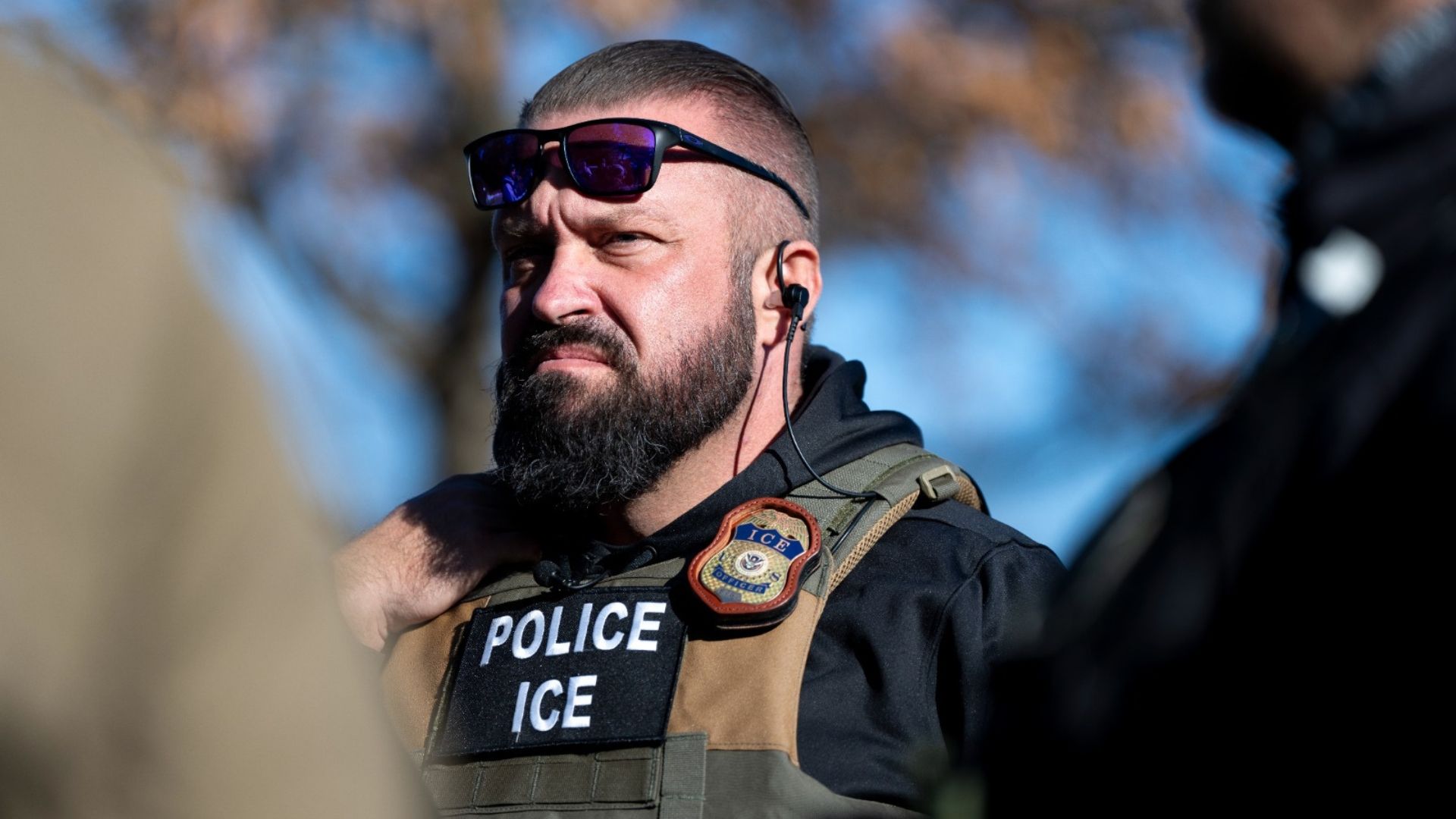 ICE Prohíbe Perseguir Autos tras Incidentes en los que Agentes Dispararon a Conductores