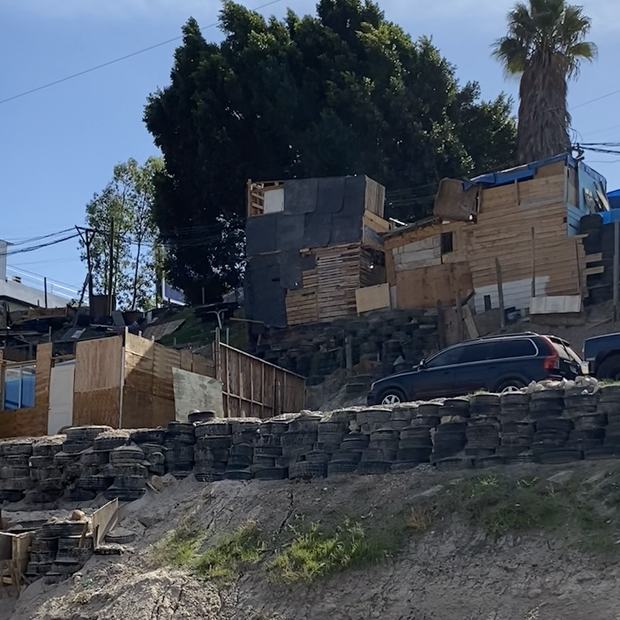 Colocan 15 Engomados Rojos en Viviendas de La Playita Junto a Talud en Tijuana, BC