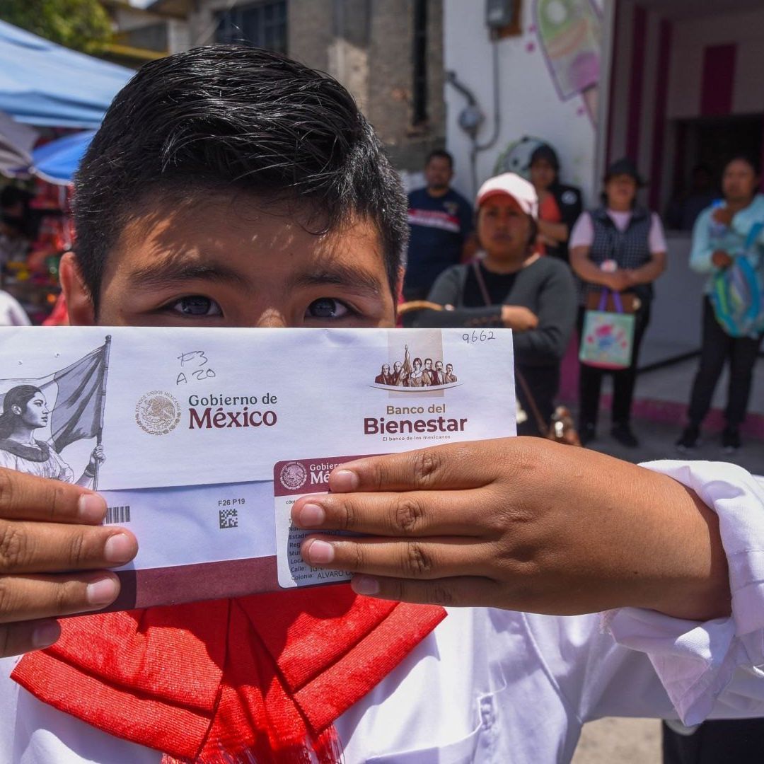 Niño con Tarjeta de la Beca Bienestar. Calendario de Entrega de Tarjeta Beca Rita Cetina 3 de Julio 2026.