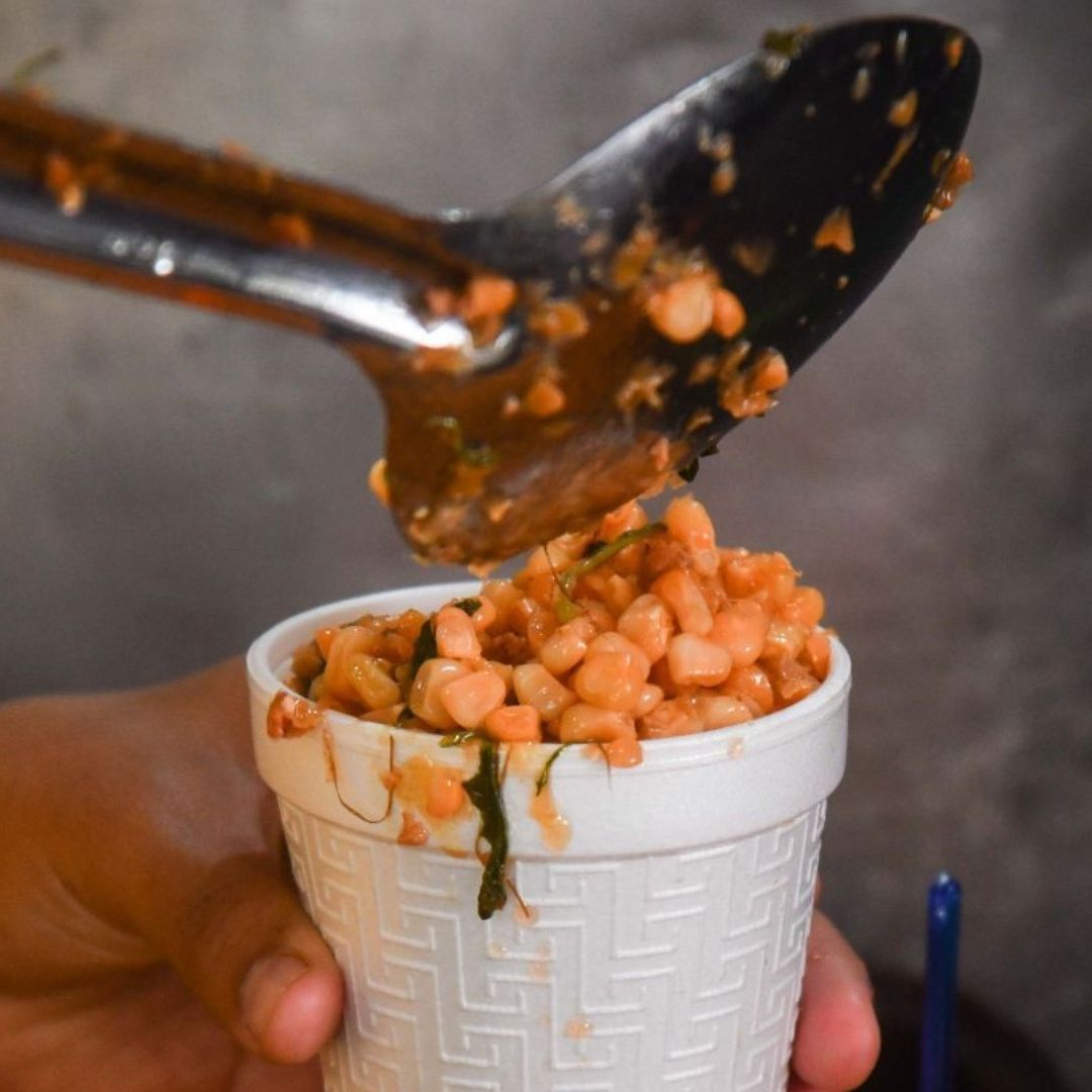 Vaso con esquites. Cómo se le dice en México a este antojito mexicano.