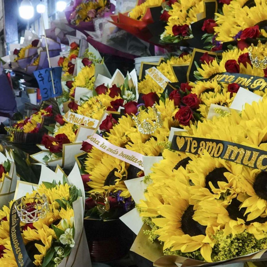 Ramos de flores amarillas en Mercado de Jamaica. Por Qué se regalan Flores Amarillas el 21 de septiembre.