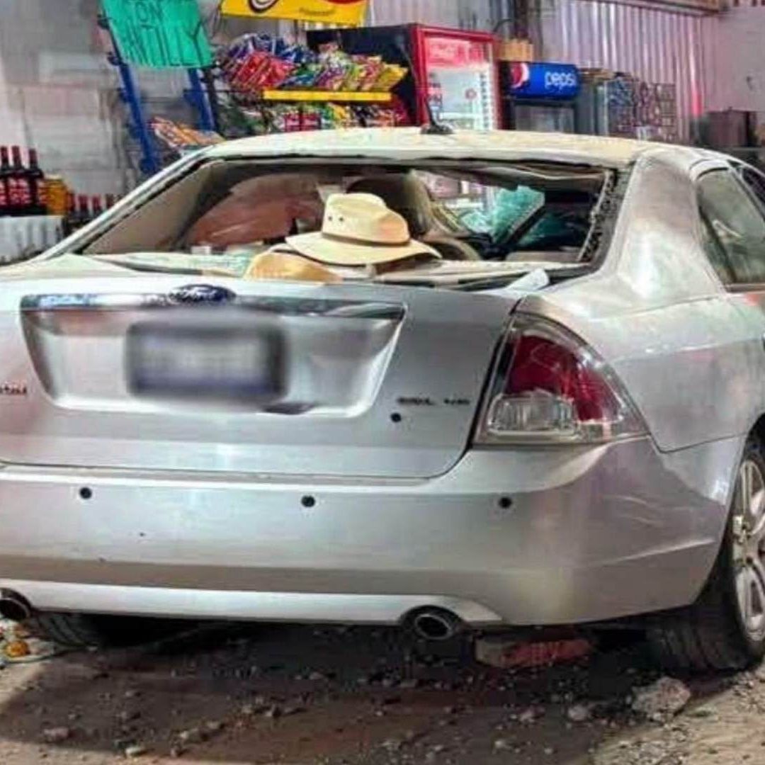 Así quedó el vehículo tras chocar contra el negocio.