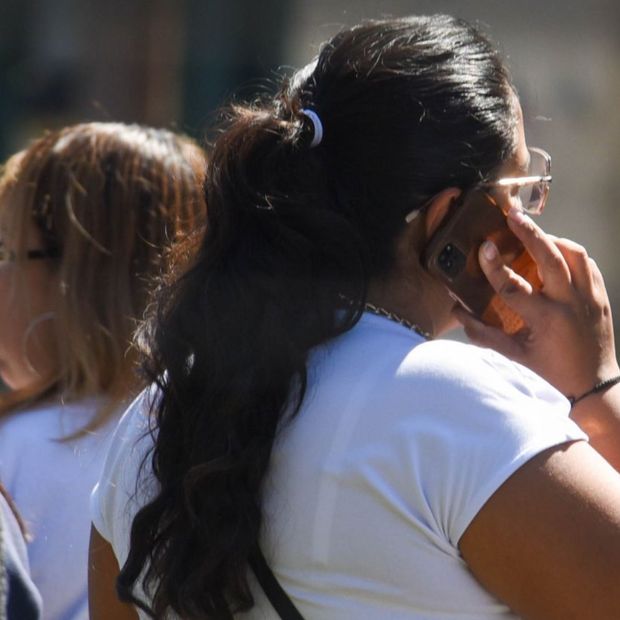 Persona habla por celular. Como Evitar ser víctima de la estafa por buzón de voz.