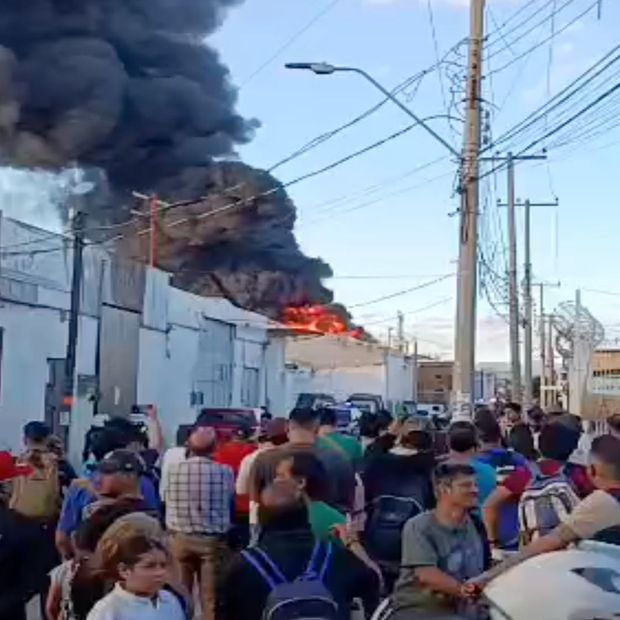 La zona fue acordonada a varios metros del incendio.