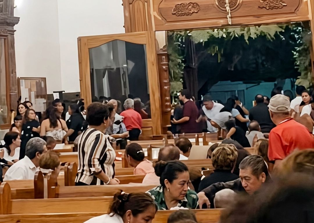 Los asistentes a misa trataron de ponerse a salvo.