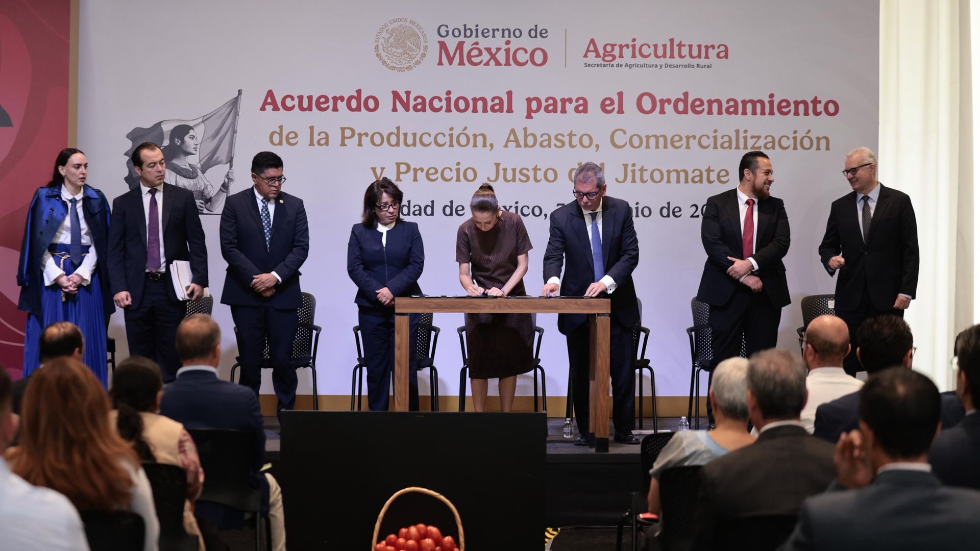 Firma del Acuerdo Nacional para el Ordenamiento de la Producción, Abasto, Comercialización y Precio Justo del Jitomate. Foto: Gobierno de México