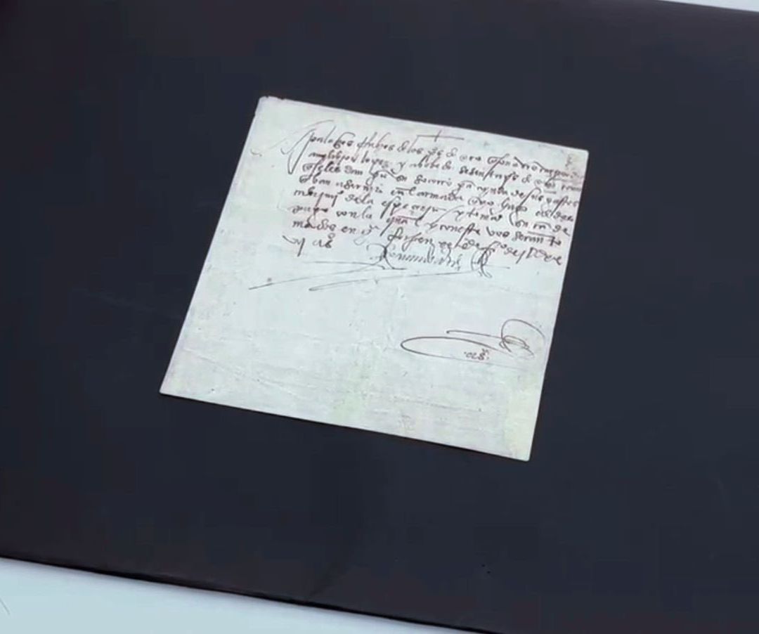 Documento del siglo XVI firmado por Hernán Cortés. Foto: Embajada de EUA en  México