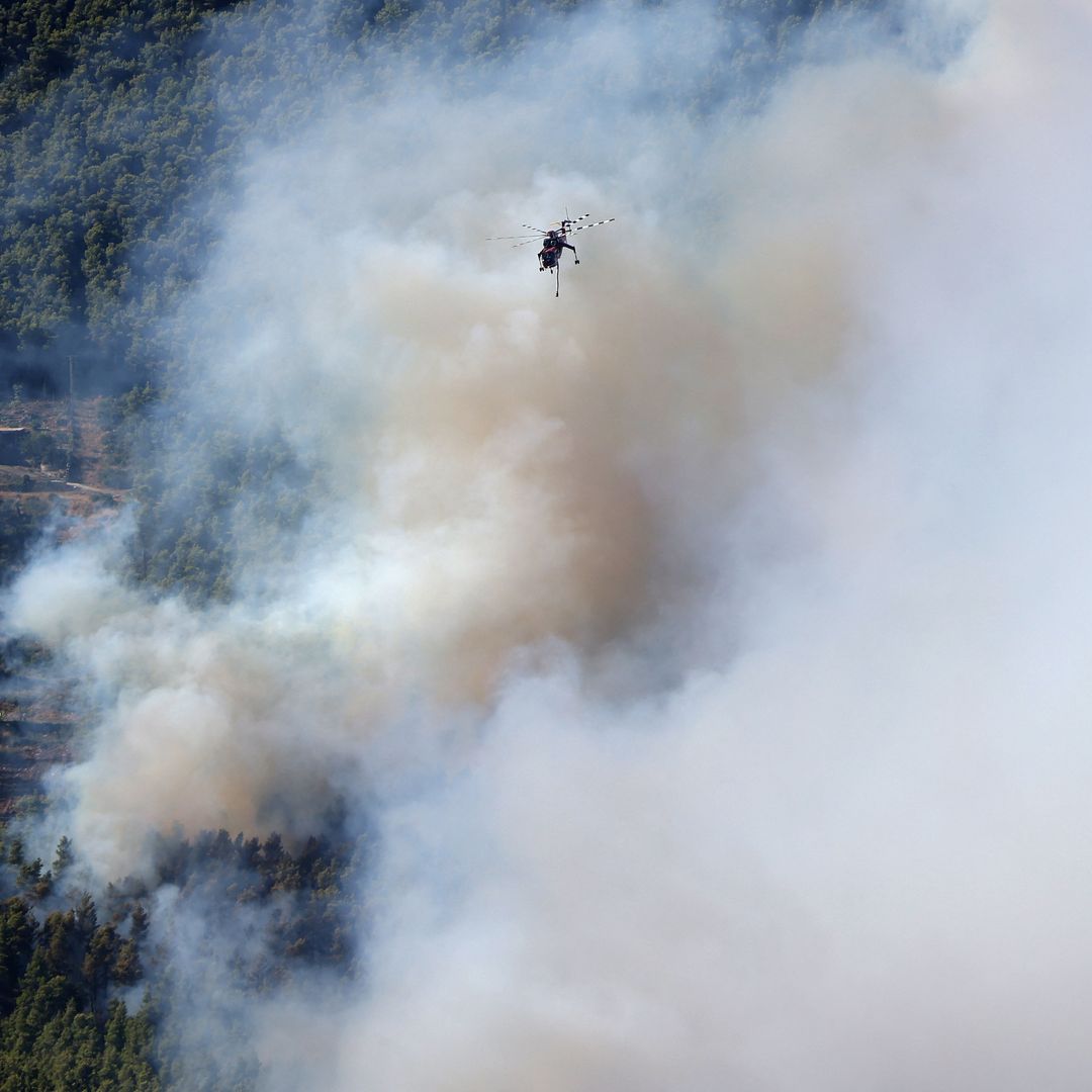 Helicóptero combate incendio en Grecia hoy 2 de agosto 2026