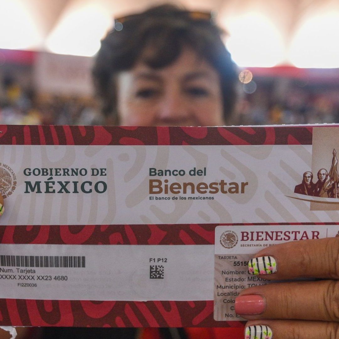 Mujer Sostiene Tarjeta de Pensión Bienestar 2026