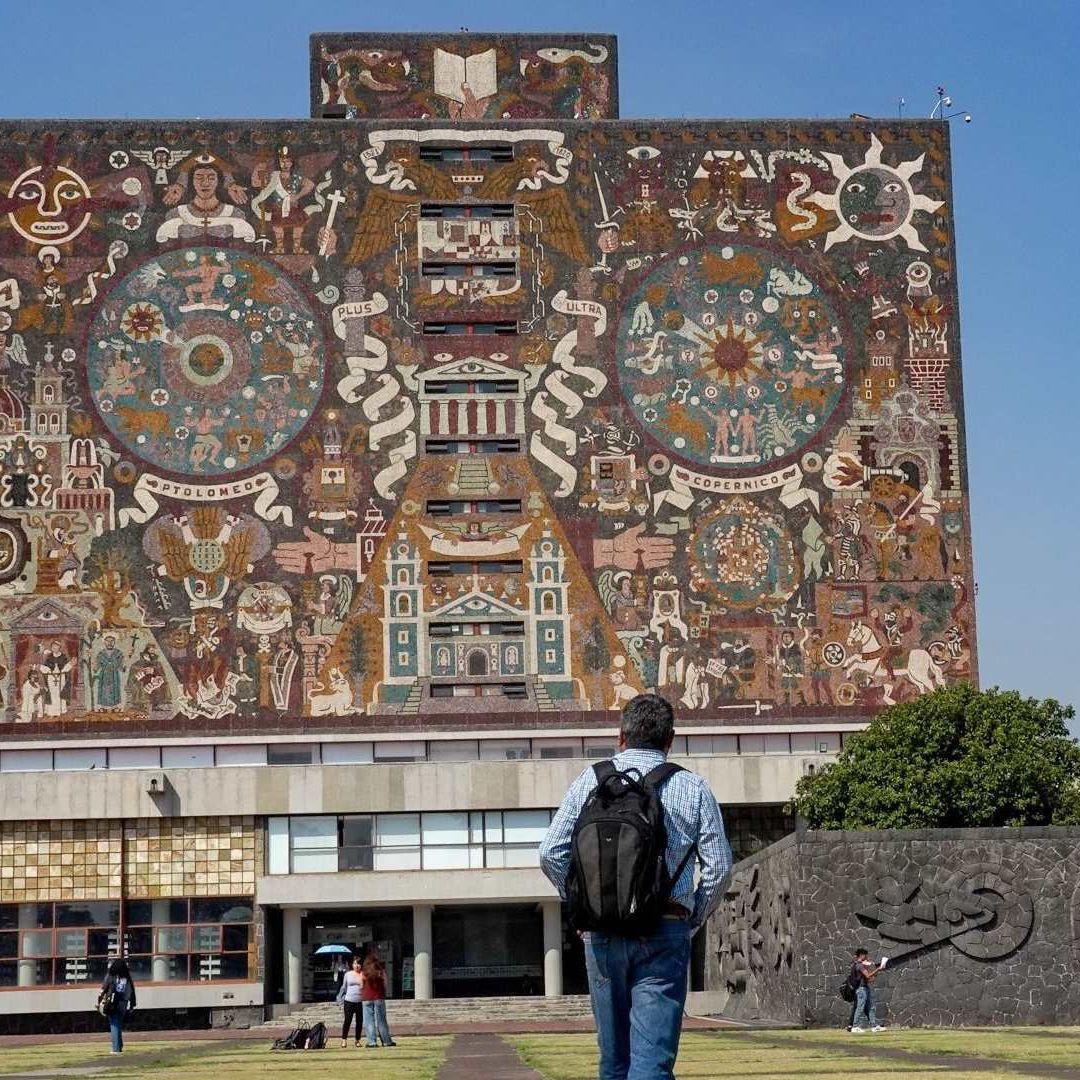Estudiante Camina Hacia la Biblioteca de la UNAM en CU. Conoce en qué horario darán a conocer los resultados UNAM 2026.