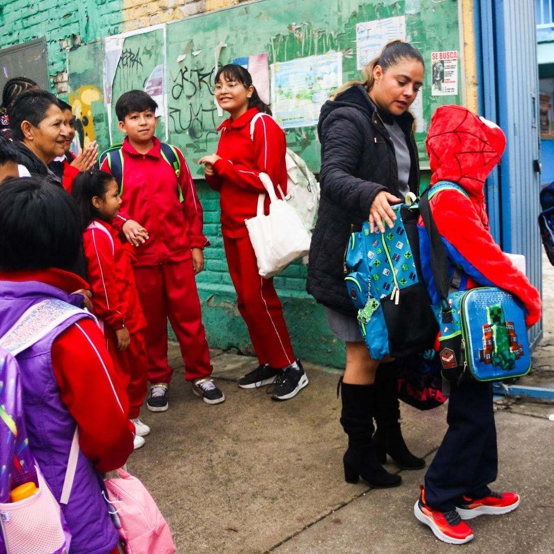 Niños de primaria entran a la escuela. Regreso a Clases será el 31 de agosto 2026.