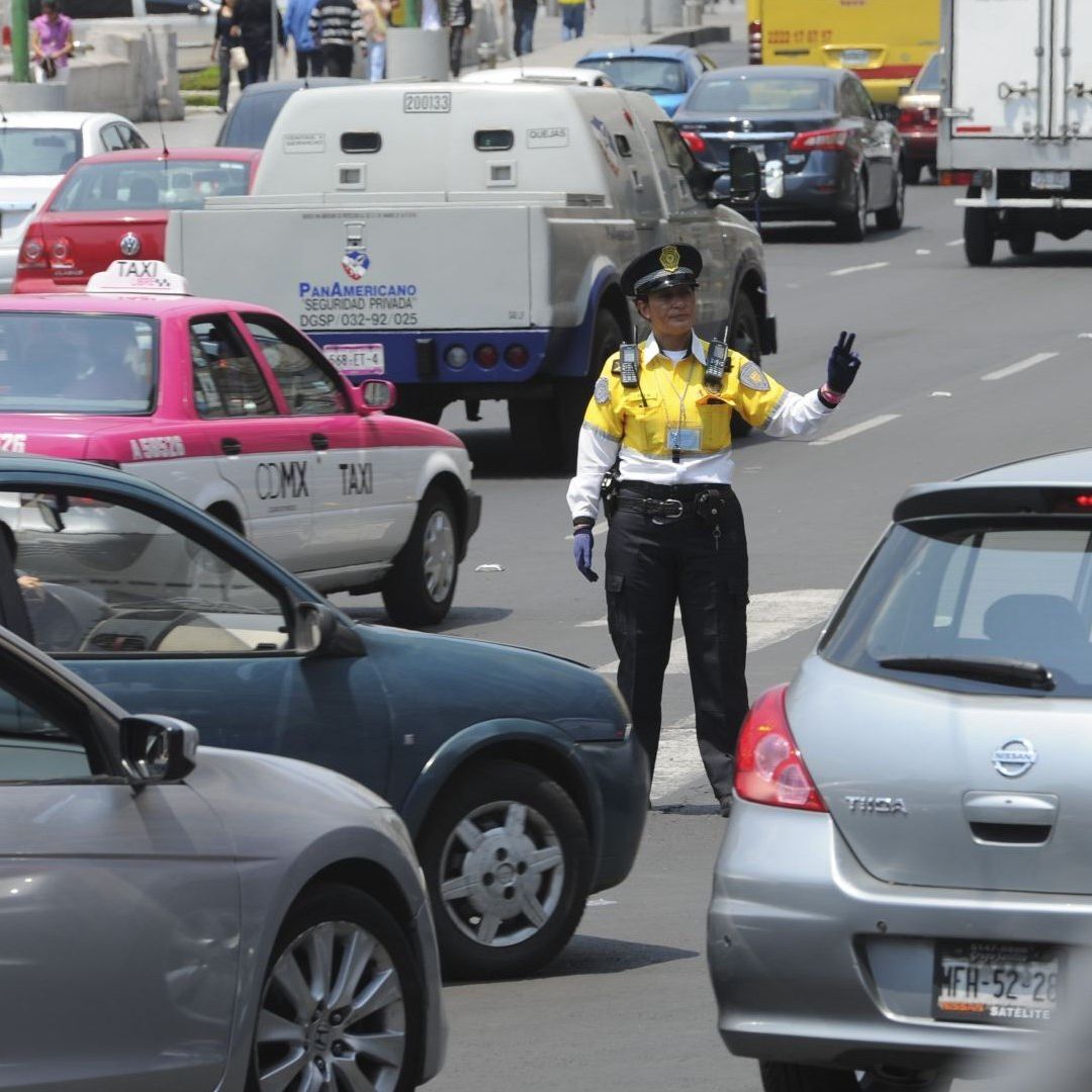 Mujer Policía en Tránsito CDMX. Cómo Aplica Hoy No Circula el 2 de julio 2026 en CDMX y Edomex.